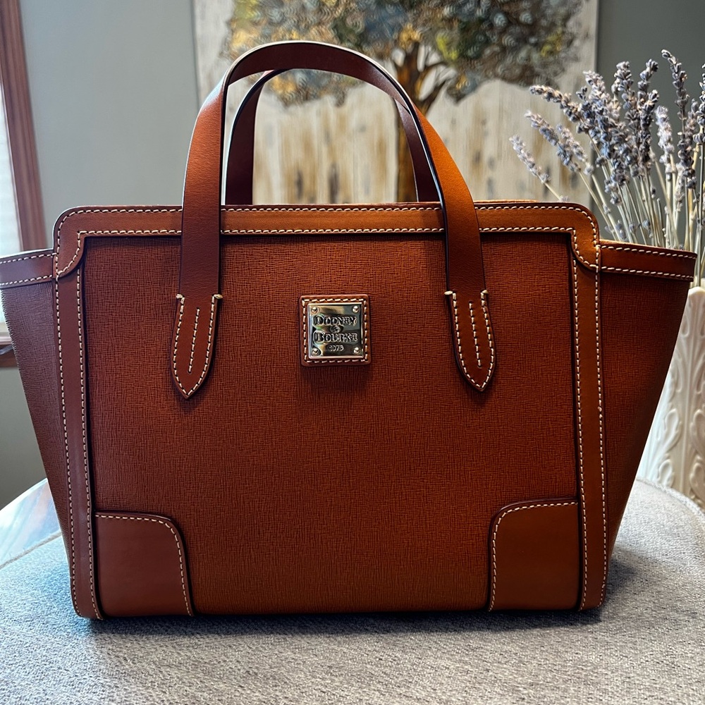 Dooney and Bourke Saffiano small shopper in color natural.